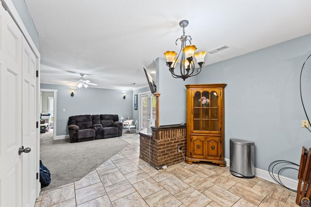 7102 SW Greenview DR, Topeka, KS 66619