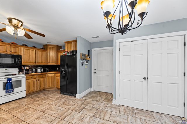 7102 SW Greenview DR, Topeka, KS 66619