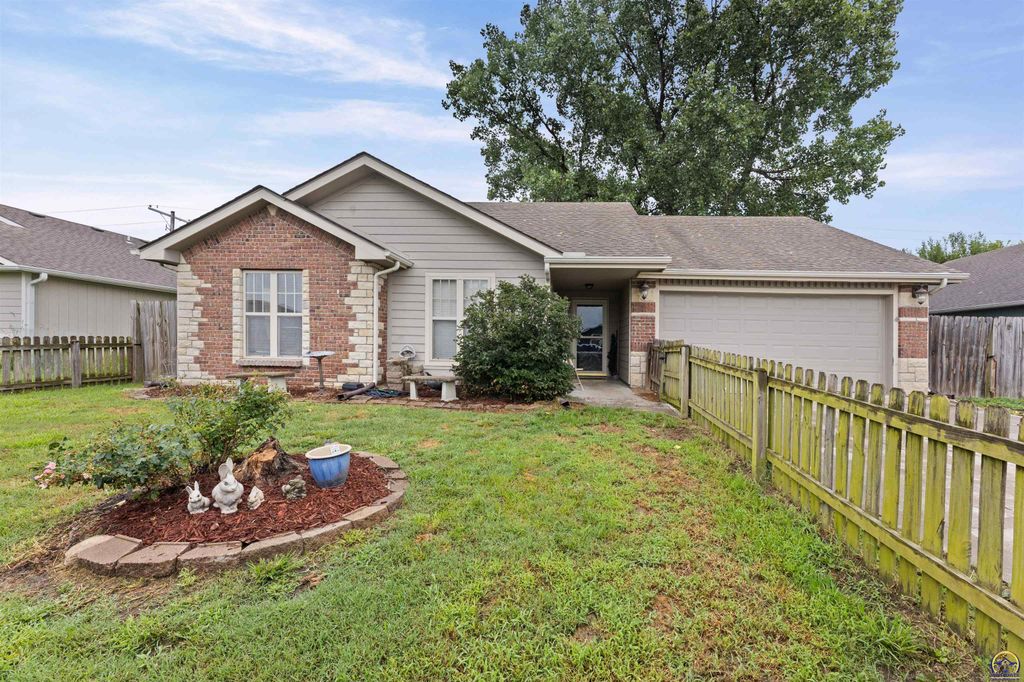 7102 SW Greenview DR, Topeka, KS 66619
