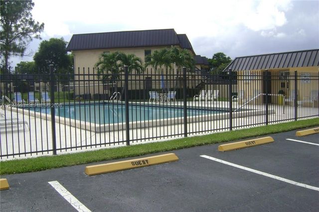 9262 NW 1st St 205, Pembroke Pines, FL 33024