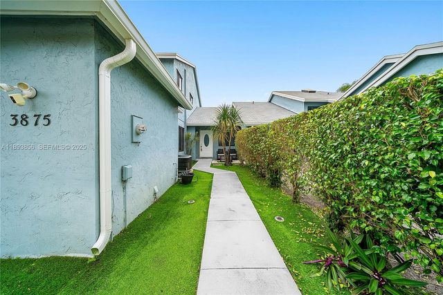 3875 Island Club W, Lantana, FL 33462