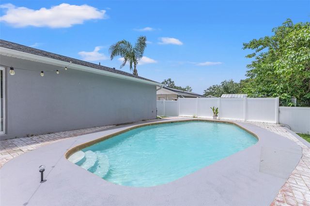 560 ROBIN HILL CIRCLE, Brandon, FL 33510