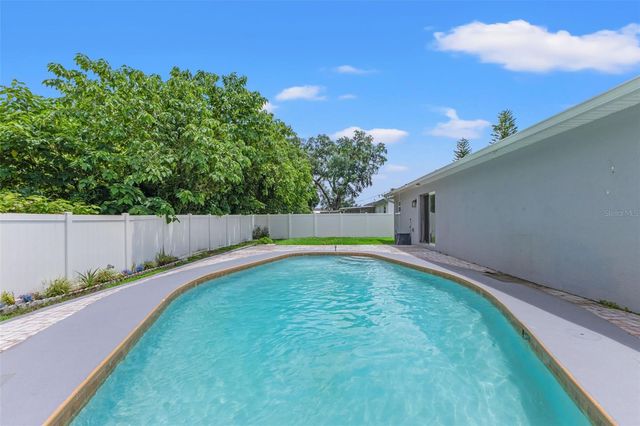 560 ROBIN HILL CIRCLE, Brandon, FL 33510