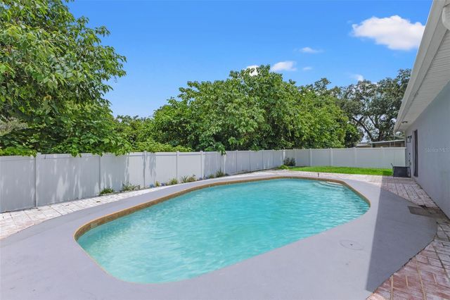 560 ROBIN HILL CIRCLE, Brandon, FL 33510