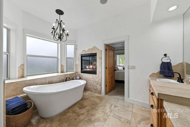 1013 E Rivers End Drive, Eagle, ID 83616