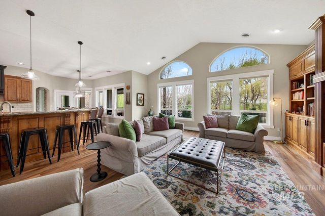 1013 E Rivers End Drive, Eagle, ID 83616