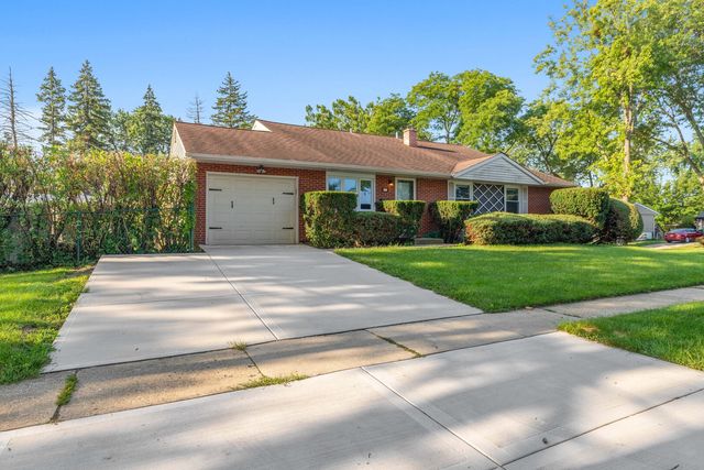 697 Hickory Drive, Buffalo Grove, IL 60089