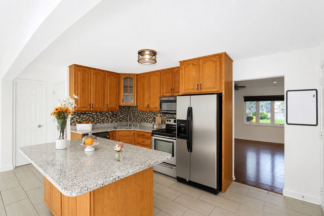 697 Hickory Drive, Buffalo Grove, IL 60089
