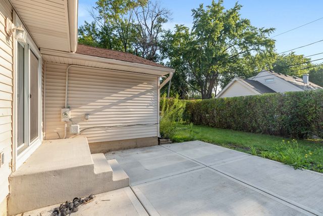 697 Hickory Drive, Buffalo Grove, IL 60089