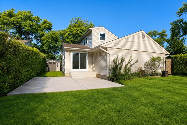 697 Hickory Drive, Buffalo Grove, IL 60089