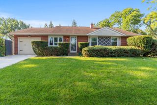 697 Hickory Drive, Buffalo Grove, IL 60089