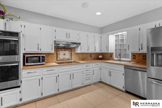 8121 N 38th Street, Omaha, NE 68112