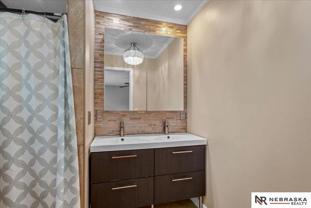 8121 N 38th Street, Omaha, NE 68112