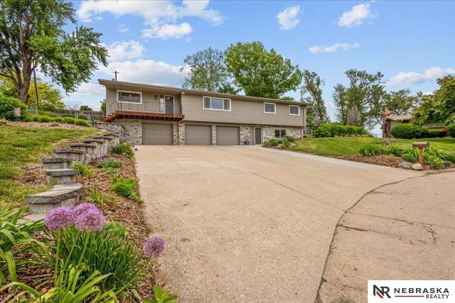 8121 N 38th Street, Omaha, NE 68112