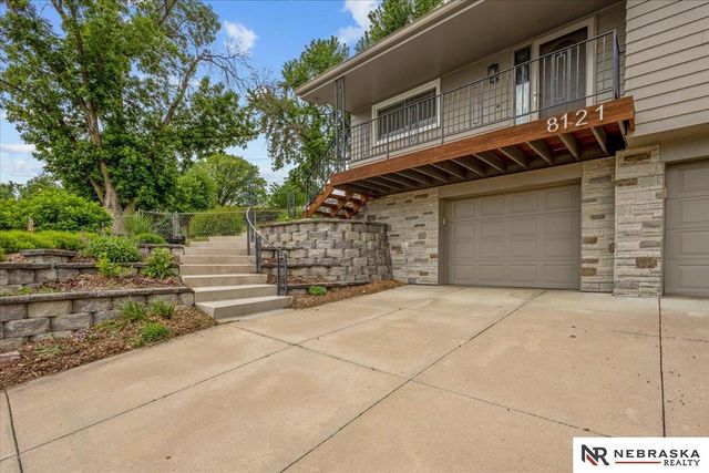 8121 N 38th Street, Omaha, NE 68112