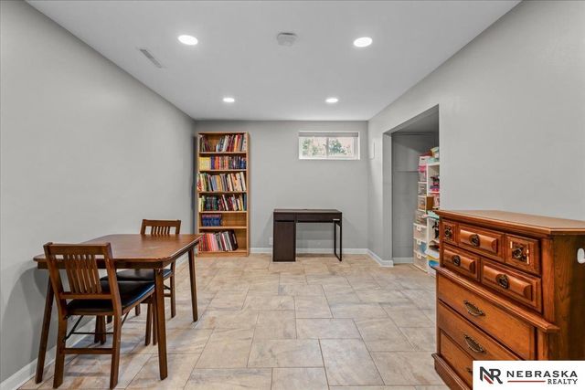 8121 N 38th Street, Omaha, NE 68112