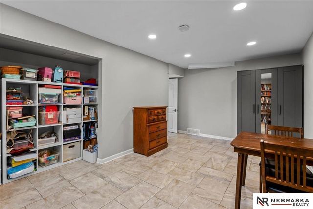 8121 N 38th Street, Omaha, NE 68112