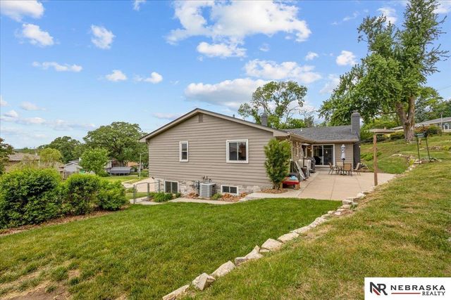 8121 N 38th Street, Omaha, NE 68112