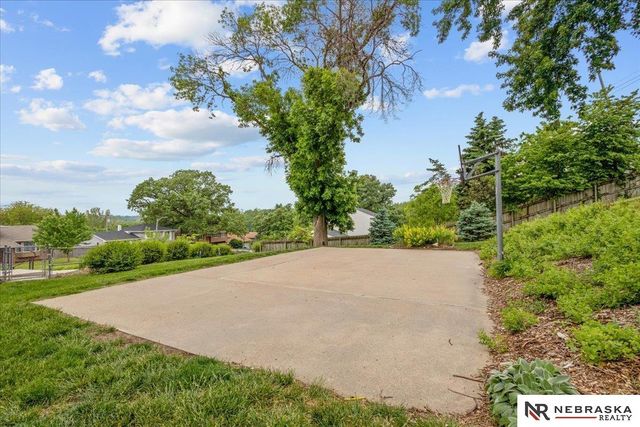 8121 N 38th Street, Omaha, NE 68112