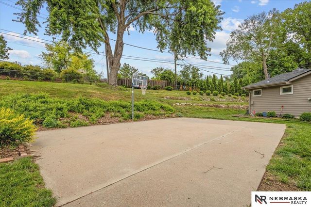 8121 N 38th Street, Omaha, NE 68112