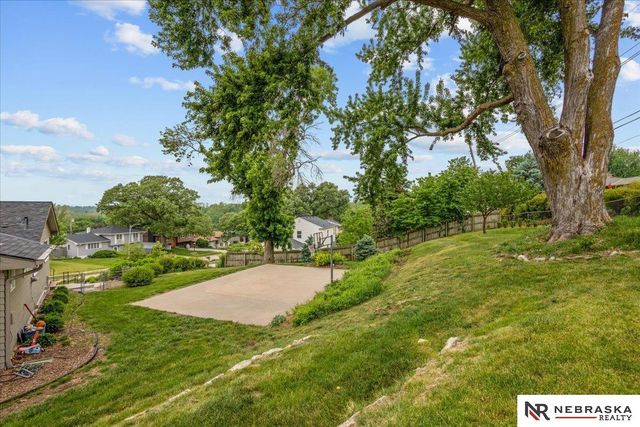 8121 N 38th Street, Omaha, NE 68112