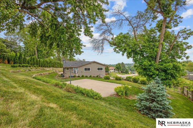 8121 N 38th Street, Omaha, NE 68112