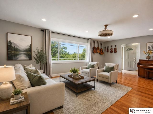 8121 N 38th Street, Omaha, NE 68112