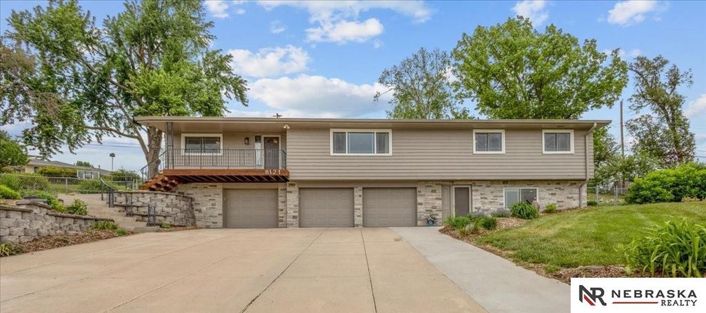 8121 N 38th Street, Omaha, NE 68112