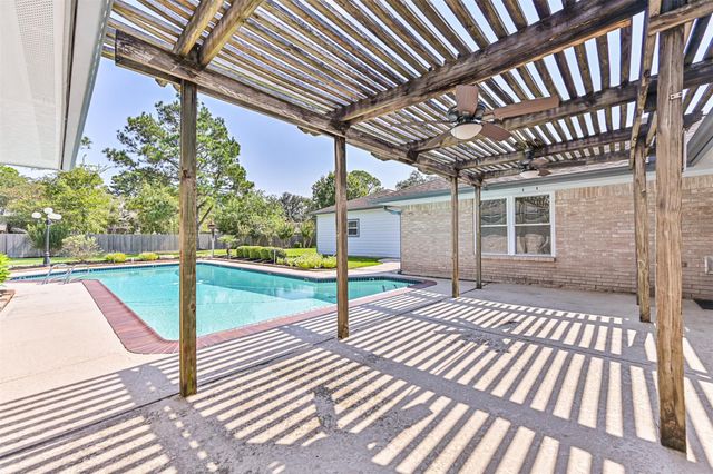 803 Greenbriar Avenue, Friendswood, TX 77546
