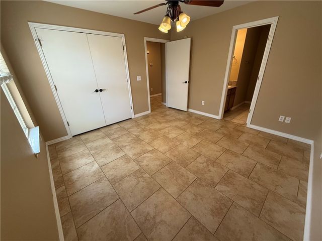 6299 W Milliken Bend, Fayetteville, AR 72704