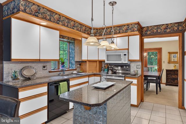 2861 SPRING VALLEY RD, Lancaster, PA 17601