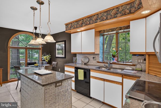 2861 SPRING VALLEY RD, Lancaster, PA 17601