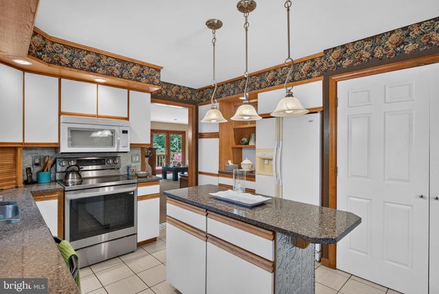 2861 SPRING VALLEY RD, Lancaster, PA 17601