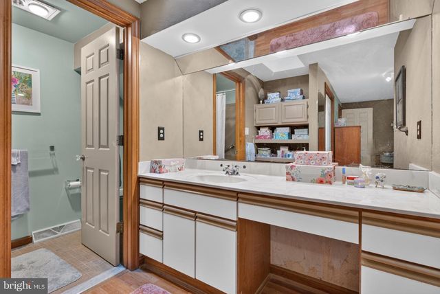 2861 SPRING VALLEY RD, Lancaster, PA 17601