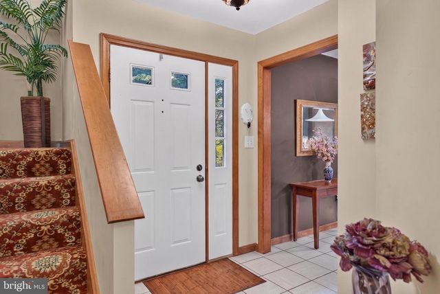 2861 SPRING VALLEY RD, Lancaster, PA 17601