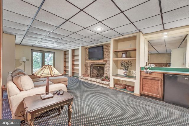 2861 SPRING VALLEY RD, Lancaster, PA 17601