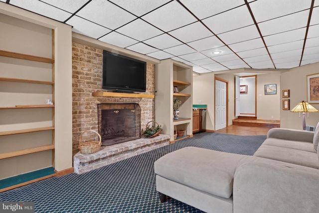 2861 SPRING VALLEY RD, Lancaster, PA 17601