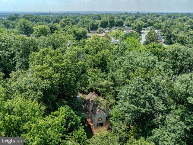 2861 SPRING VALLEY RD, Lancaster, PA 17601