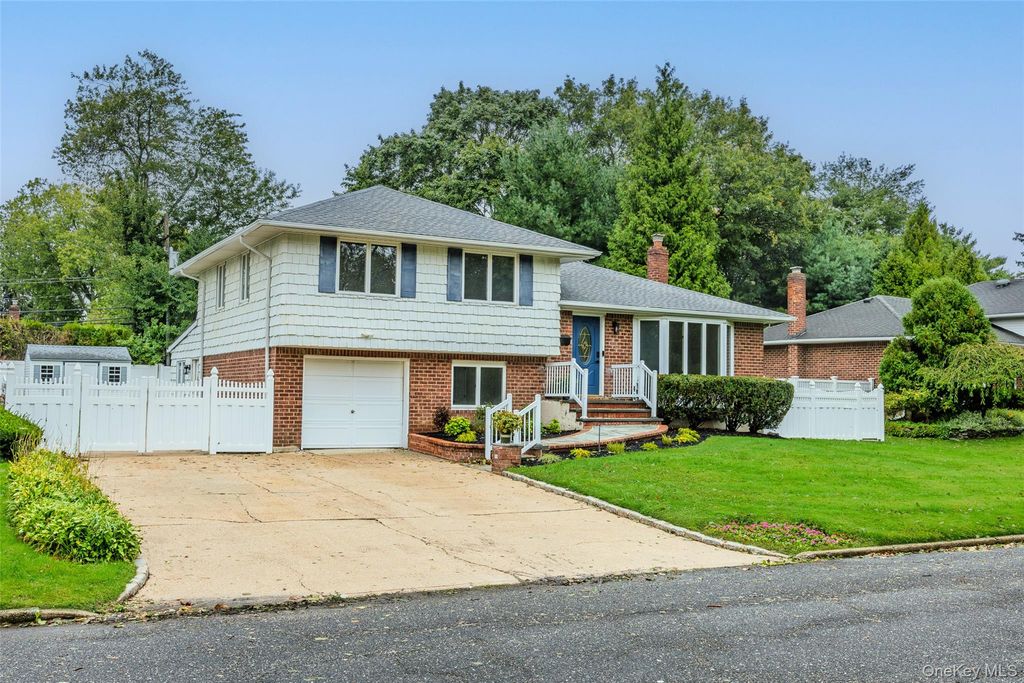 27 Schoenfield Lane, Melville, NY 11747 — photo 2