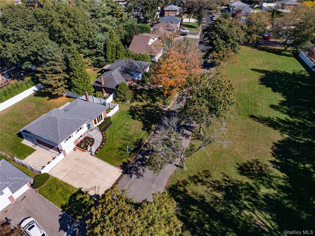 27 Schoenfield Lane, Melville, NY 11747 — photo 3