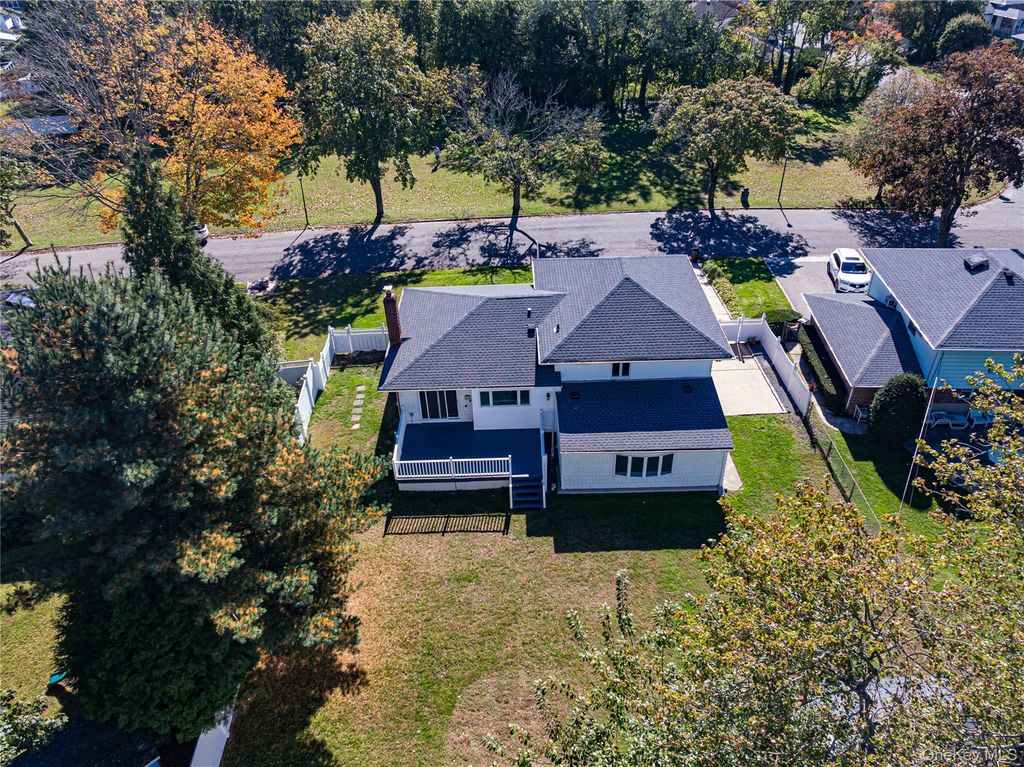 27 Schoenfield Lane, Melville, NY 11747 — photo 4