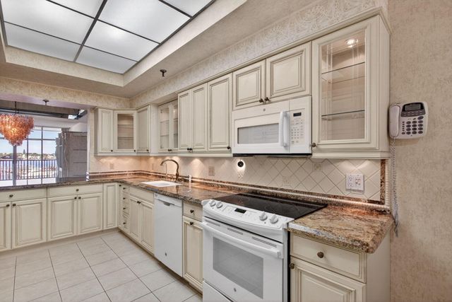 11390 Twelve Oaks Way 420, North Palm Beach, FL 33408