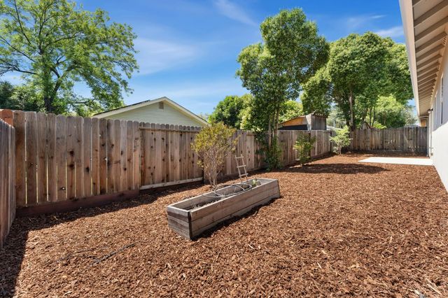 1397 Live Oak Ln, Auburn, CA 95603