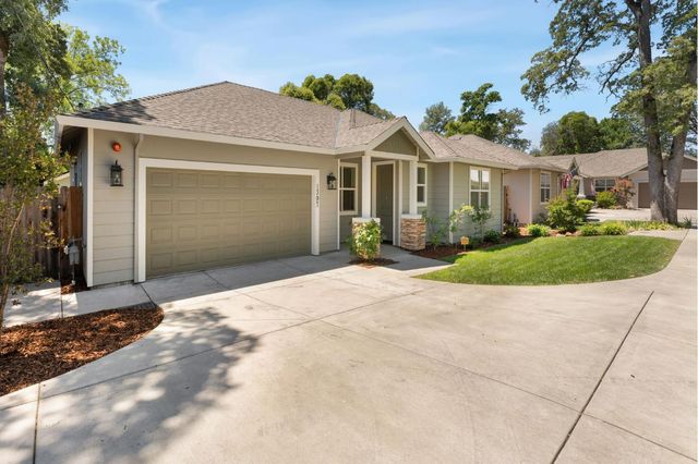 1397 Live Oak Ln, Auburn, CA 95603