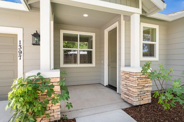1397 Live Oak Ln, Auburn, CA 95603