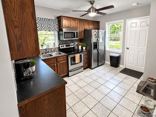 955 Salisbury Avenue, Flint, MI 48532