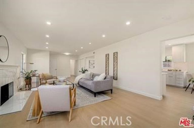 91 W Gainsborough, Thousand Oaks, CA 91360