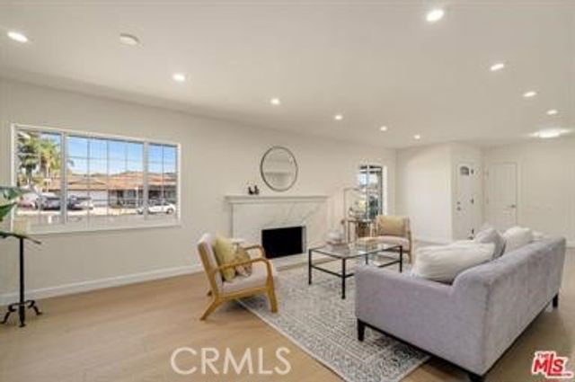 91 W Gainsborough, Thousand Oaks, CA 91360
