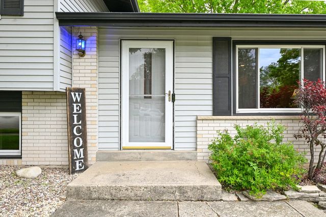 2718 Bristol COURT, Waukesha, WI 53188