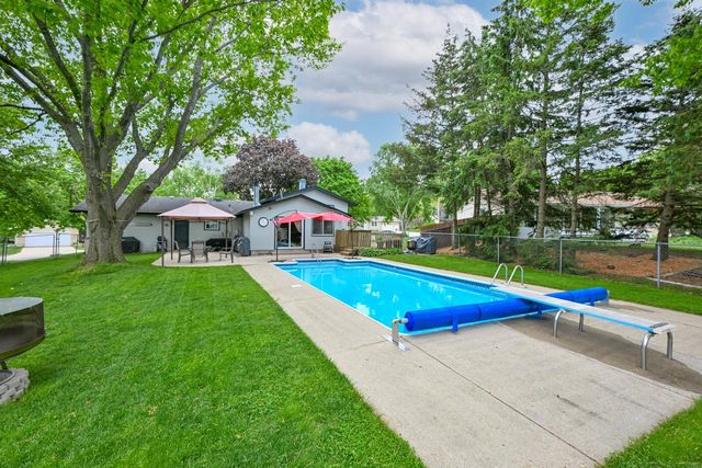 2718 Bristol COURT, Waukesha, WI 53188